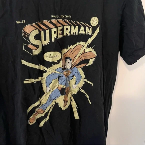Uniqlo x DC Comics Superman Comics T-Shirt Black Shirt Sleeve Size Large - Picture 2 of 9